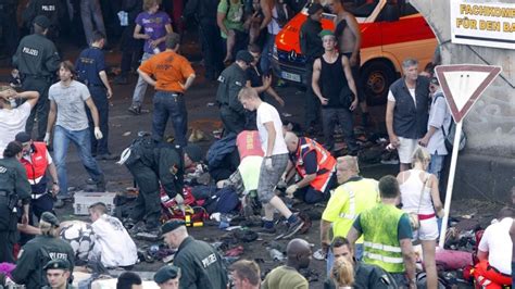  De Loveparade-tragedie: Een onderzoek naar de oorzaken en consequenties van een catastrofale nacht